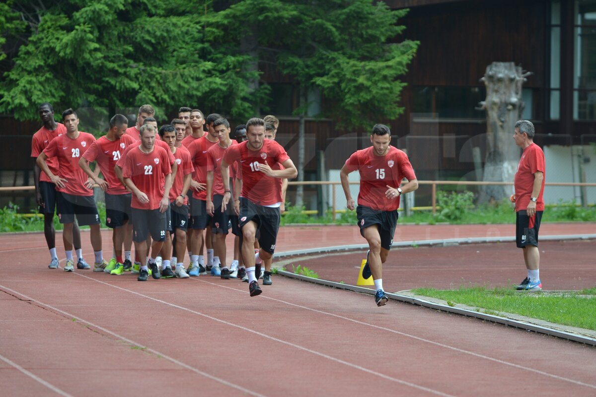 FOTO Scandal la antrenamentul lui Dinamo: "cîinii" au fost evacuaţi, iar Mulţescu nu şi-a dus antrenamentul pînă la capăt :O