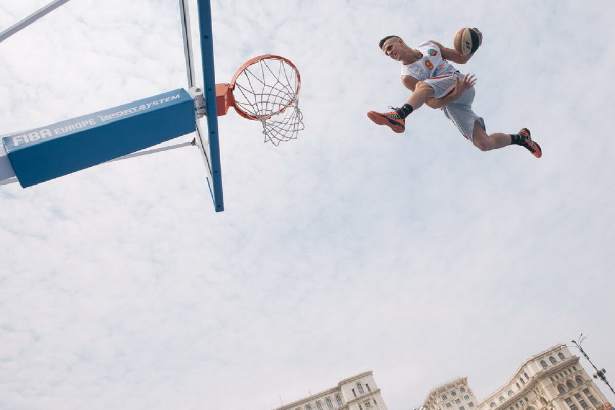 Premierul Victor Ponta a făcut spectacol la cel mai mare turneu din baschet din România, Wizz Air Sport Arena Streetball!