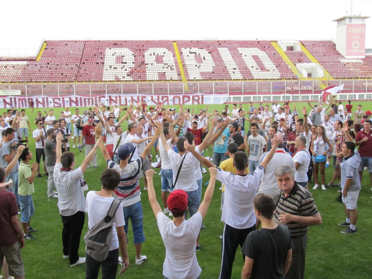 FOTO Fanii Rapidului au sărbătorit cu jucătorii împlinirea a 90 de ani de la înfiinţarea clubului