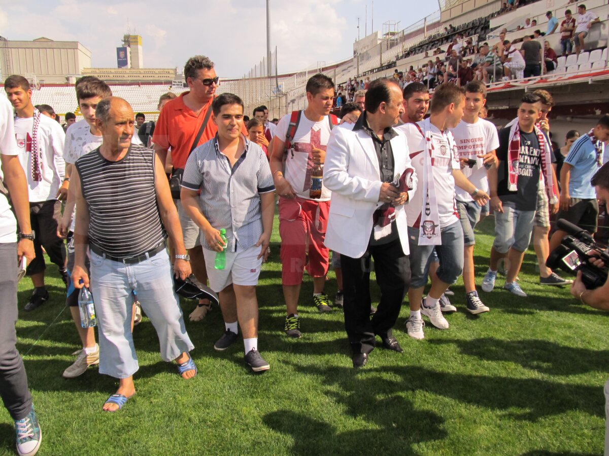 FOTO Fanii Rapidului au sărbătorit cu jucătorii împlinirea a 90 de ani de la înfiinţarea clubului