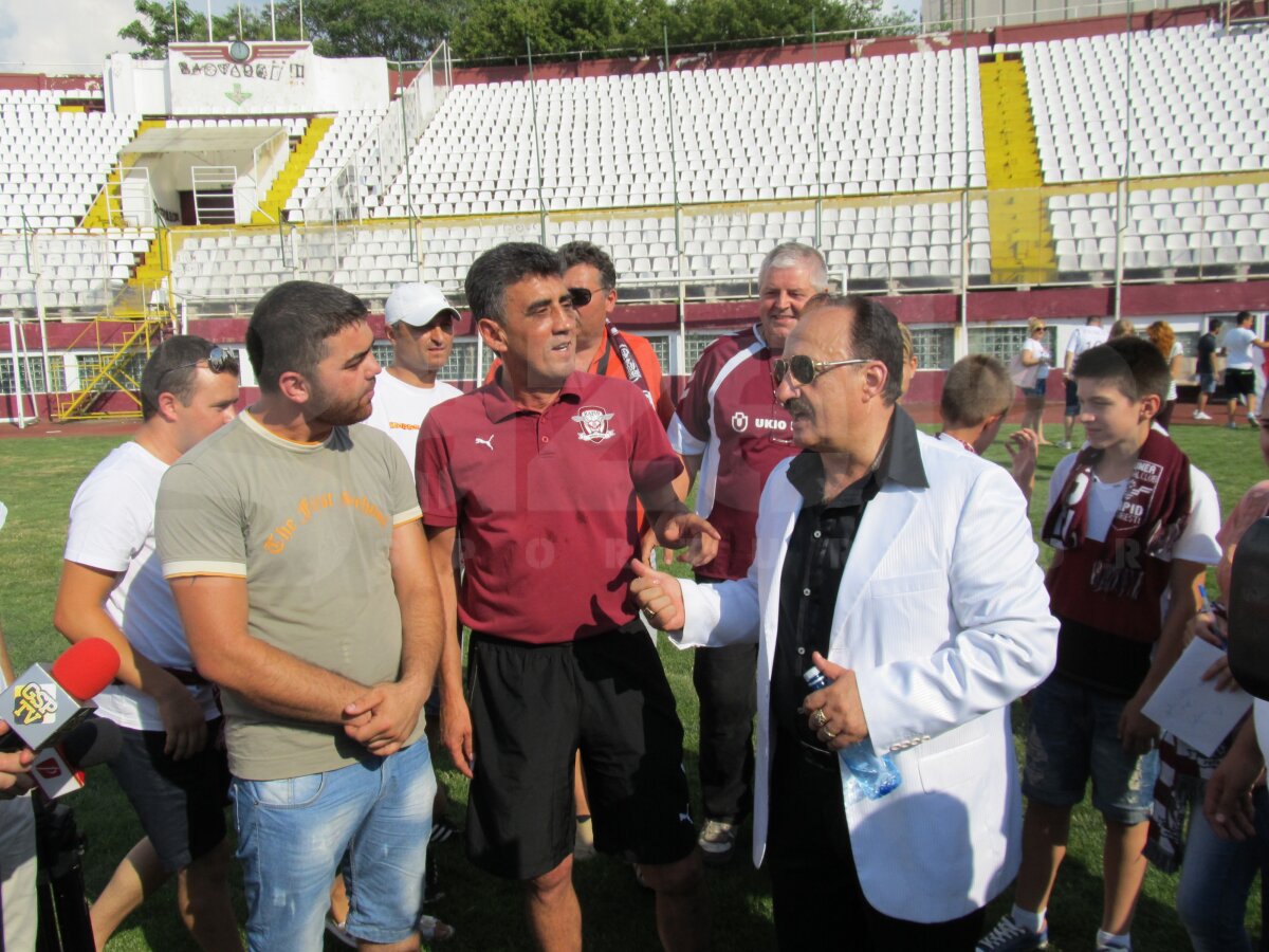FOTO Fanii Rapidului au sărbătorit cu jucătorii împlinirea a 90 de ani de la înfiinţarea clubului
