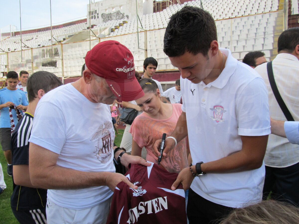 FOTO Fanii Rapidului au sărbătorit cu jucătorii împlinirea a 90 de ani de la înfiinţarea clubului
