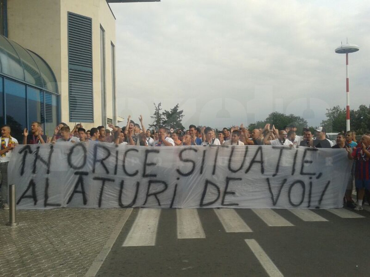 VIDEO şi FOTO Jucătorii Stelei au fost aşteptaţi de fani la sosirea din cantonamentul din Austria