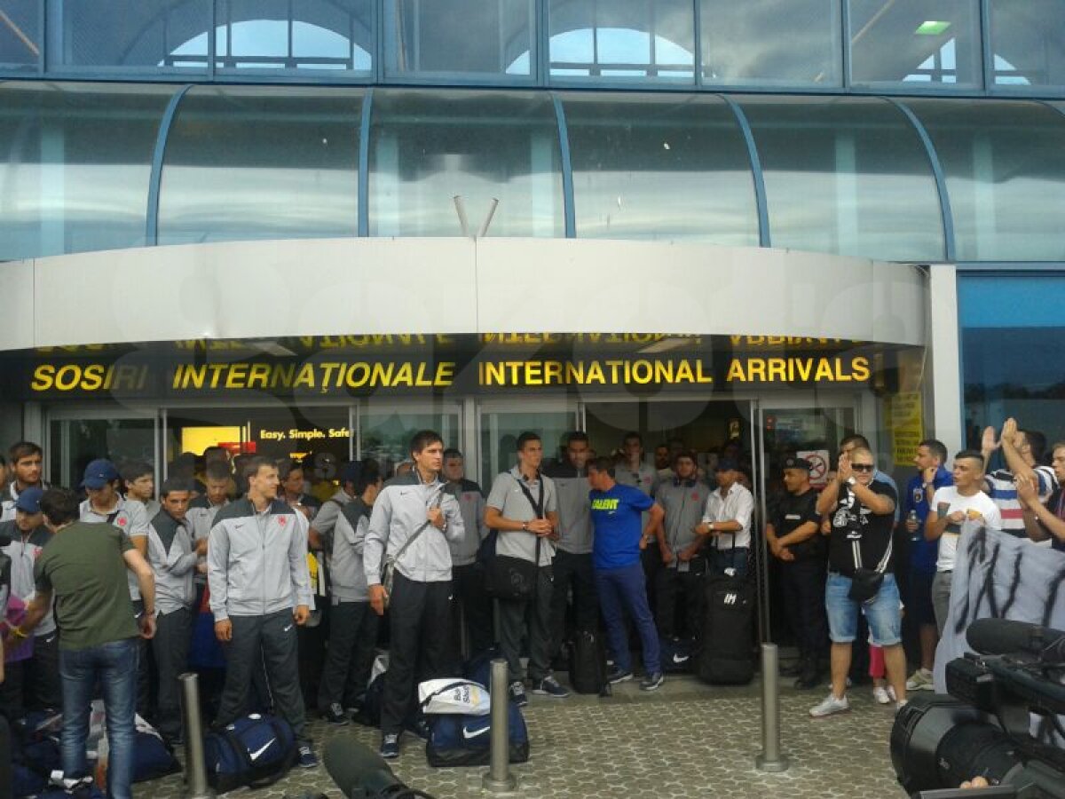 VIDEO şi FOTO Jucătorii Stelei au fost aşteptaţi de fani la sosirea din cantonamentul din Austria