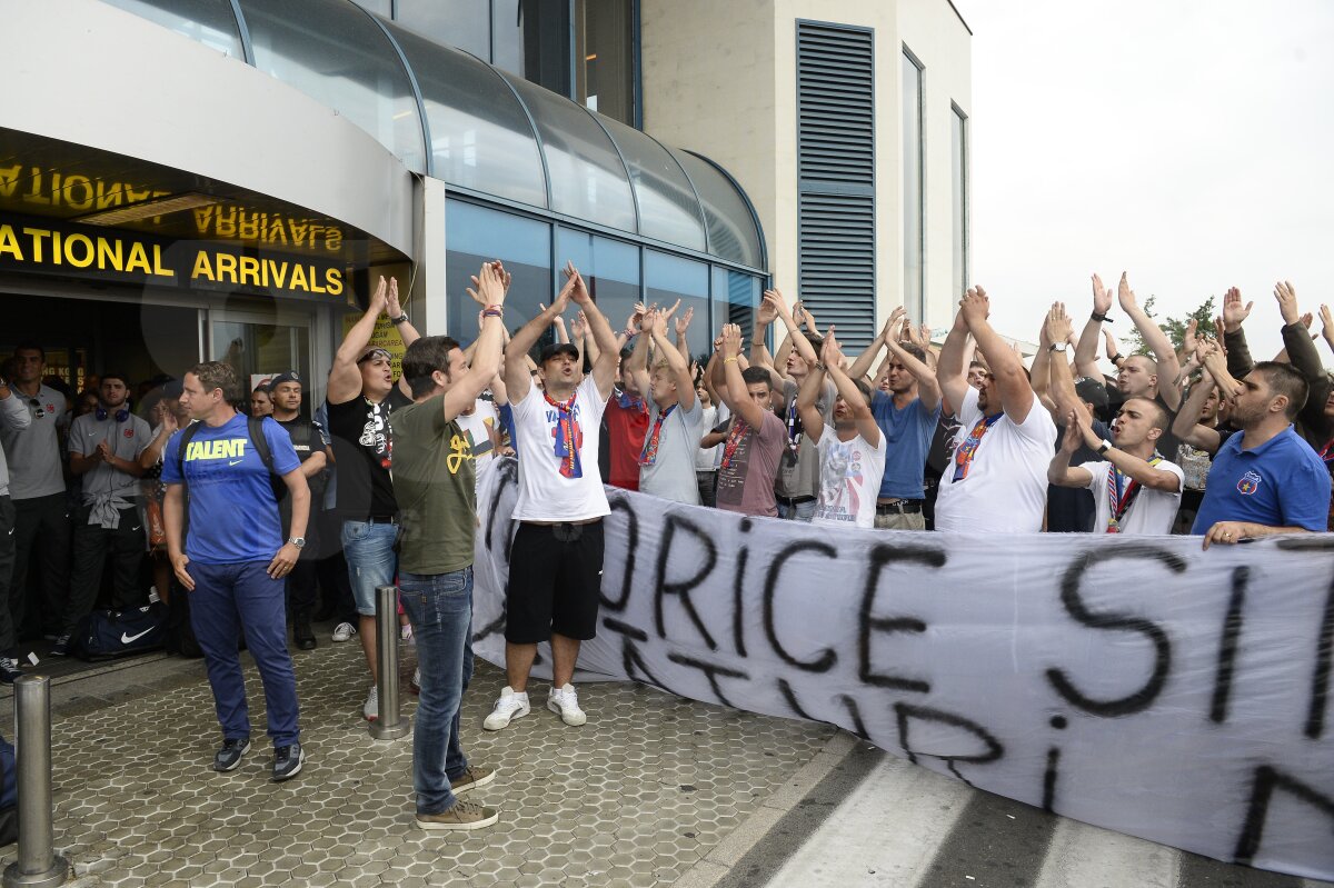 VIDEO şi FOTO Jucătorii Stelei au fost aşteptaţi de fani la sosirea din cantonamentul din Austria