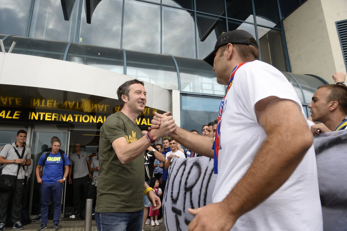 VIDEO şi FOTO Jucătorii Stelei au fost aşteptaţi de fani la sosirea din cantonamentul din Austria