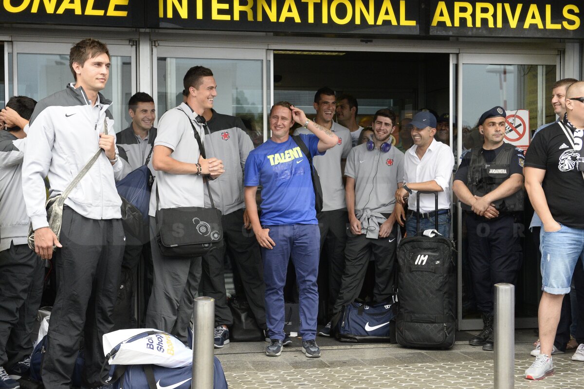 VIDEO şi FOTO Jucătorii Stelei au fost aşteptaţi de fani la sosirea din cantonamentul din Austria