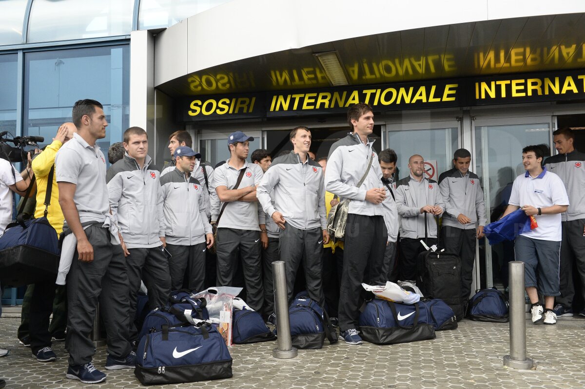 VIDEO şi FOTO Jucătorii Stelei au fost aşteptaţi de fani la sosirea din cantonamentul din Austria