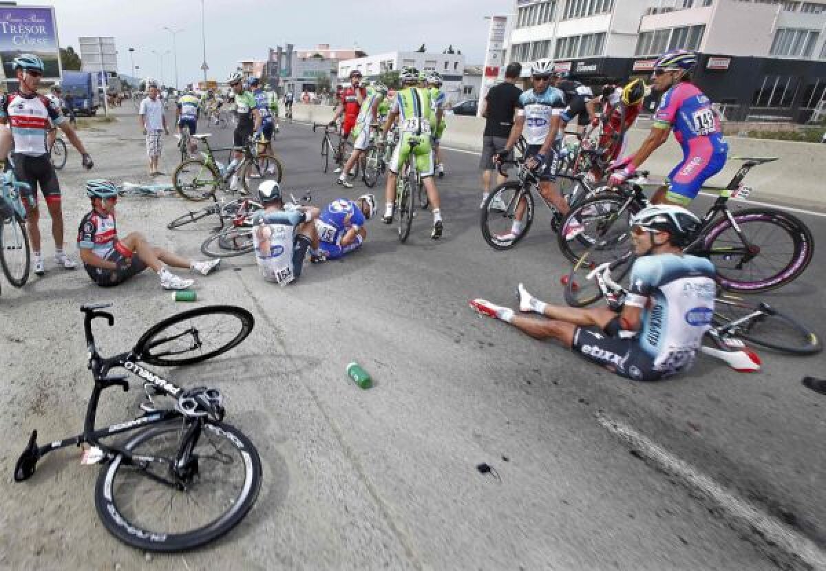 Start haotic în Turul Franţei! Marcel Kittel supravieţuieşte unei căzături horror, emoţii mari pentru Alberto Contador