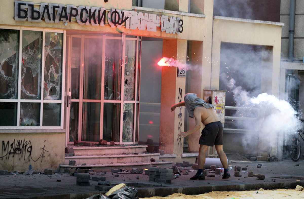 FOTO Asediul Sofiei » Fanii lui ŢSKA au devastat sediul federaţiei după ce s-a oficializat falimentul clubului sofiot