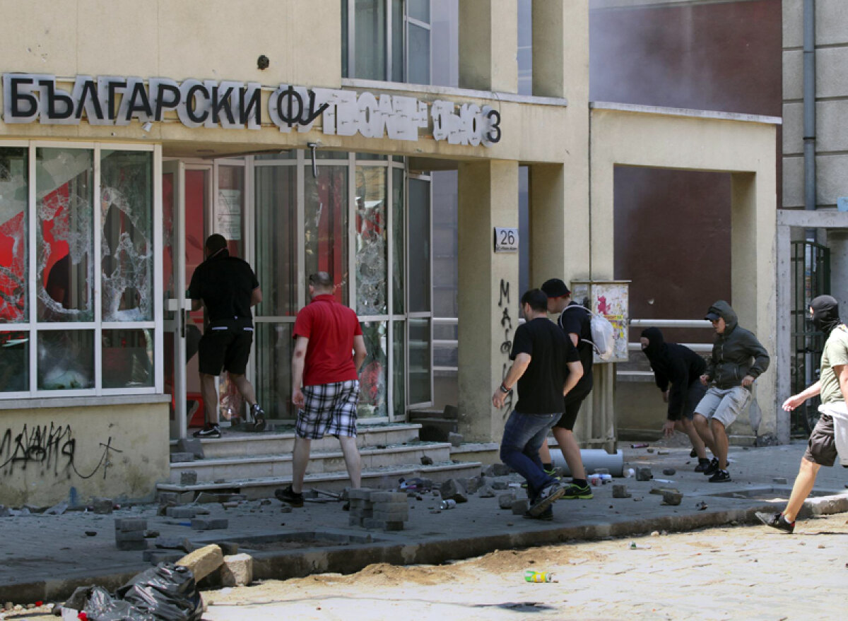 FOTO Asediul Sofiei » Fanii lui ŢSKA au devastat sediul federaţiei după ce s-a oficializat falimentul clubului sofiot