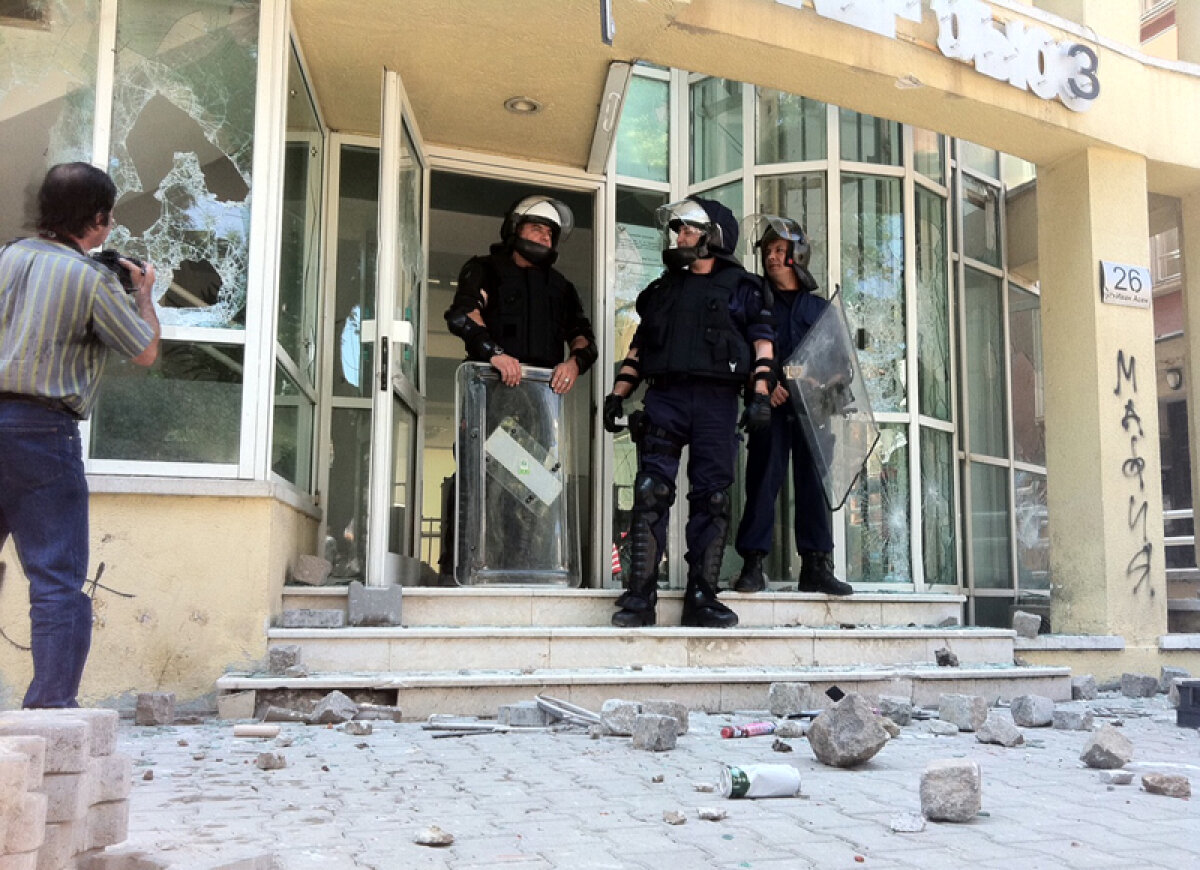 FOTO Asediul Sofiei » Fanii lui ŢSKA au devastat sediul federaţiei după ce s-a oficializat falimentul clubului sofiot