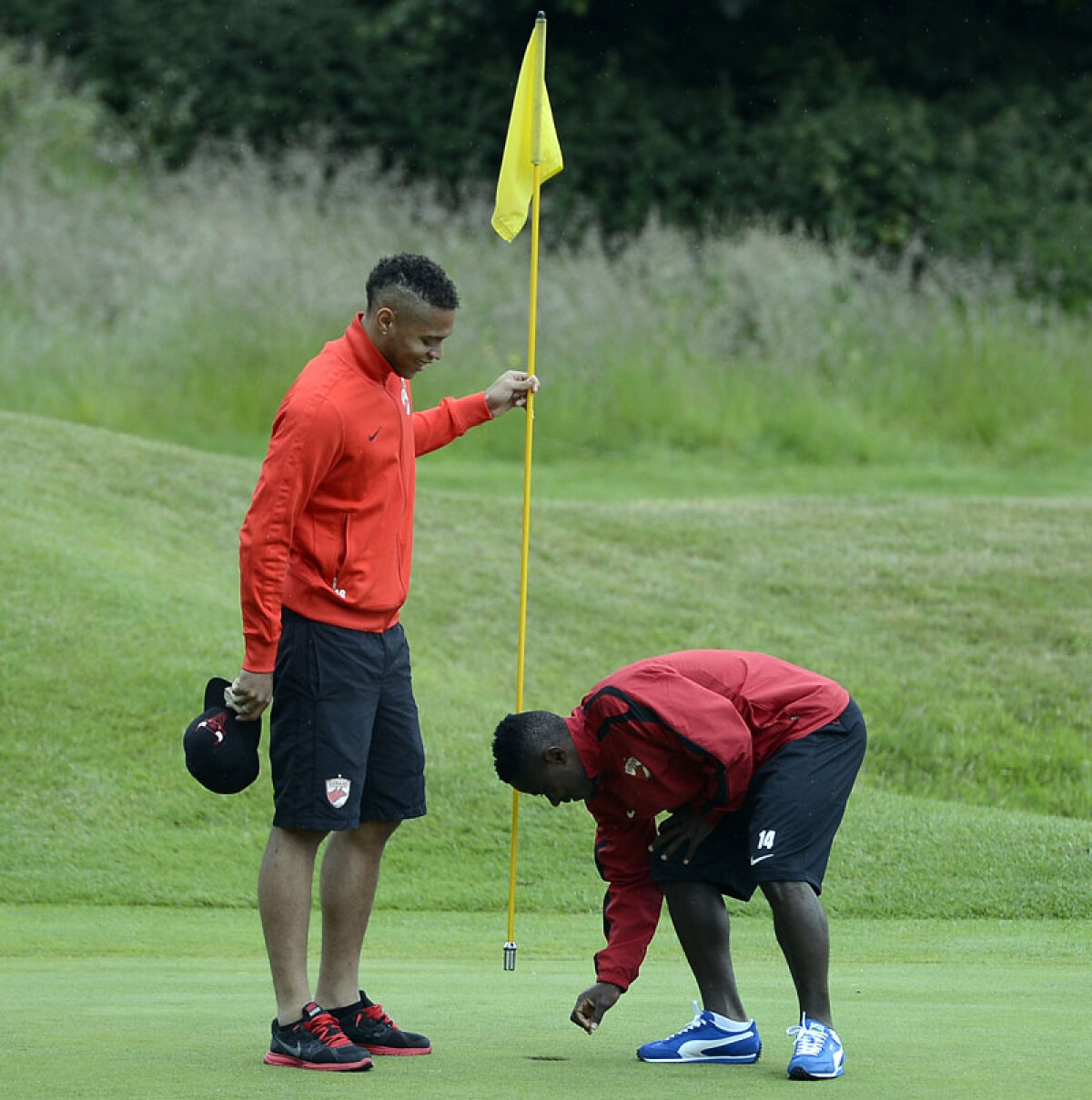 FOTO Lecţia de golf » Mulţescu i-a dus pe dinamovişti să urmărească meciuri din sportul lui Tiger Woods