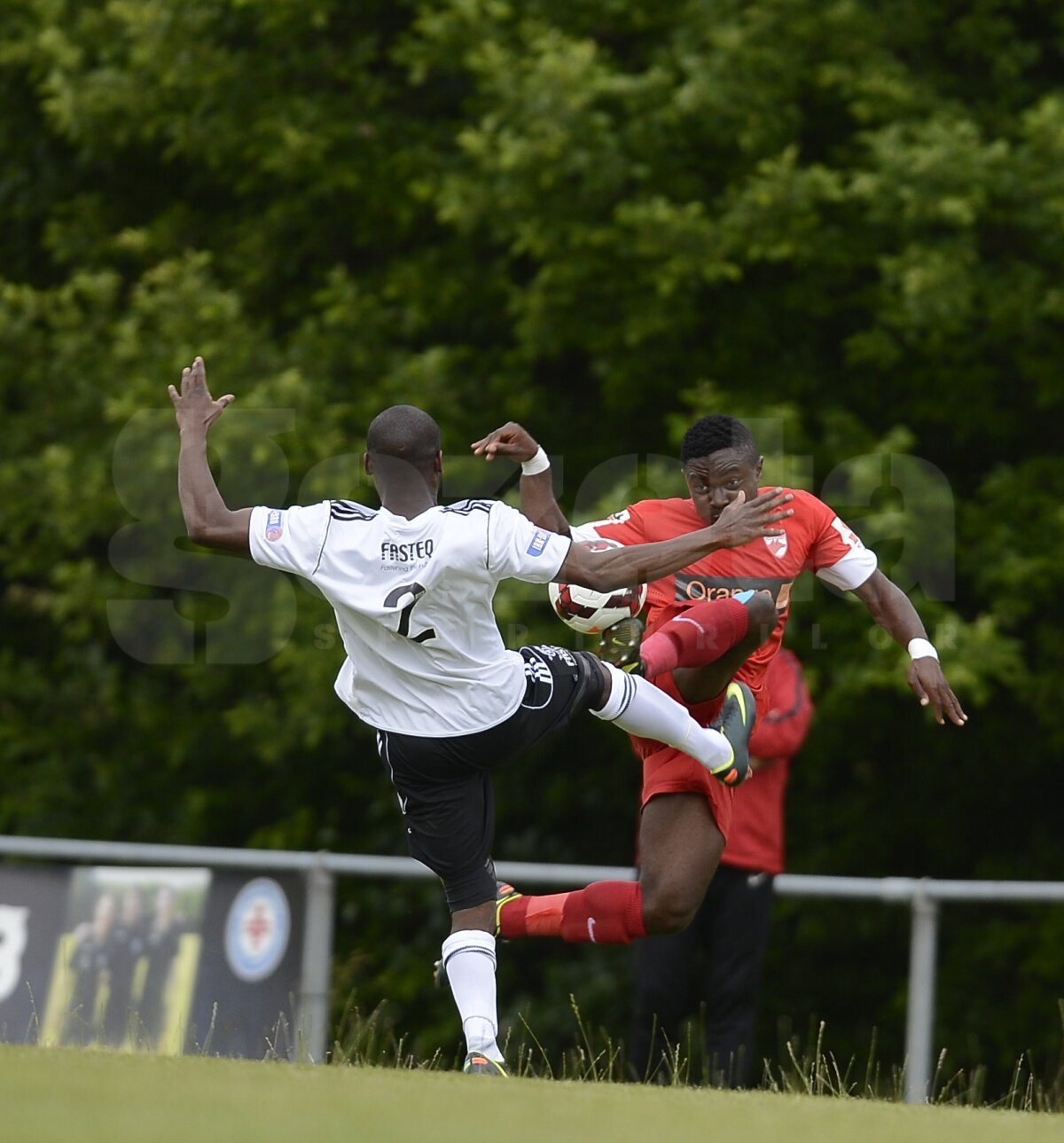 VIDEO şi FOTO Victorie categorică în primul amical din Anglia, Dinamo - Livingston 3-0. Supergol Joel Thomas!