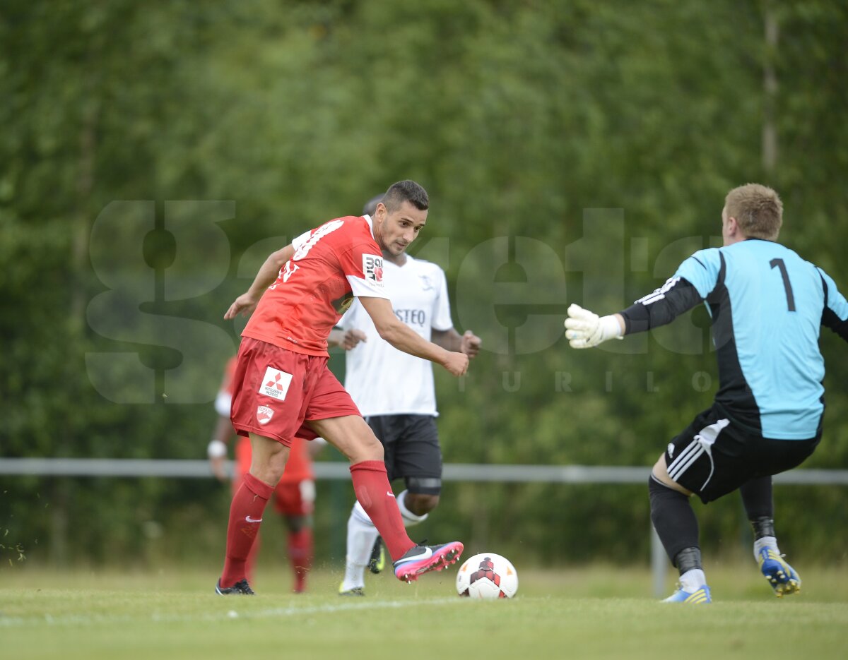 VIDEO şi FOTO Victorie categorică în primul amical din Anglia, Dinamo - Livingston 3-0. Supergol Joel Thomas!