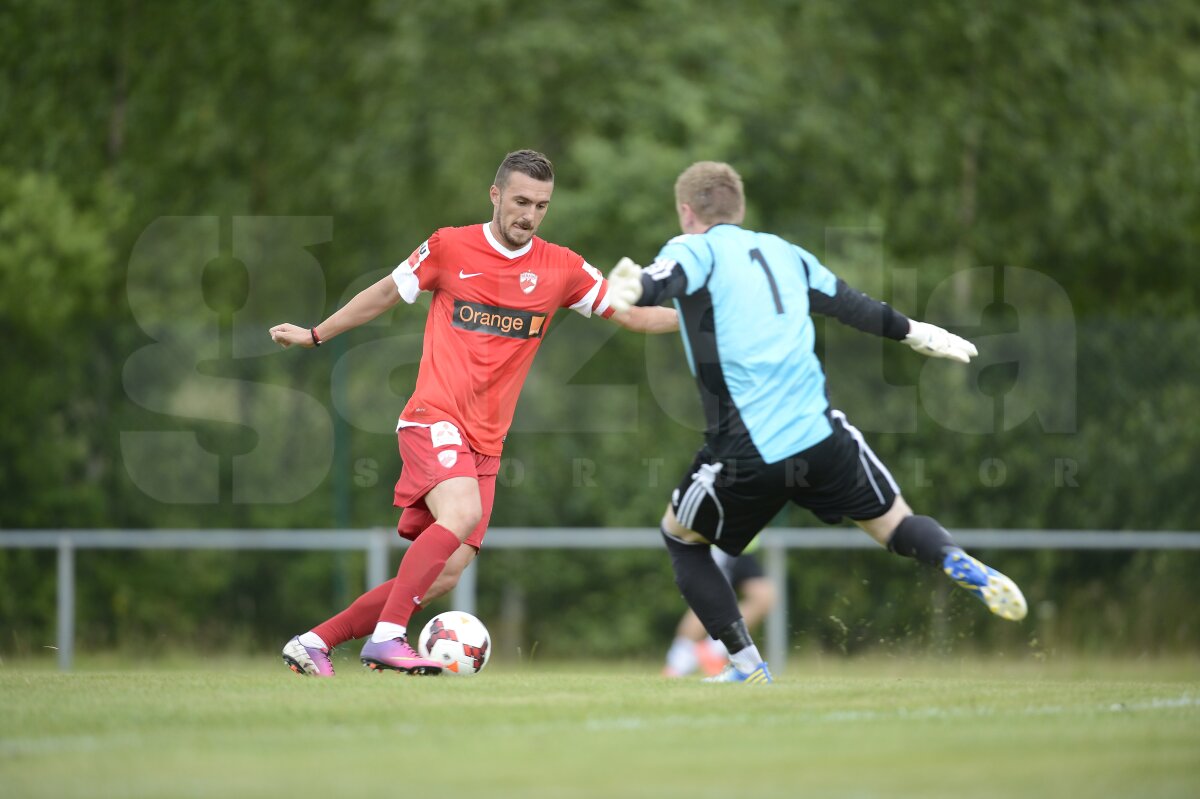 VIDEO şi FOTO Victorie categorică în primul amical din Anglia, Dinamo - Livingston 3-0. Supergol Joel Thomas!