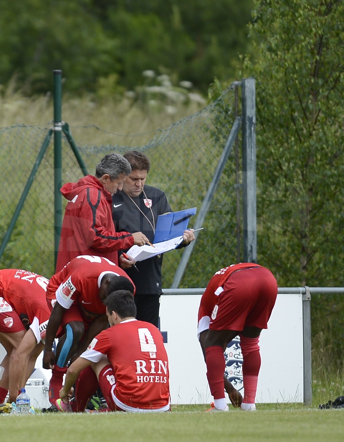 VIDEO şi FOTO Victorie categorică în primul amical din Anglia, Dinamo - Livingston 3-0. Supergol Joel Thomas!