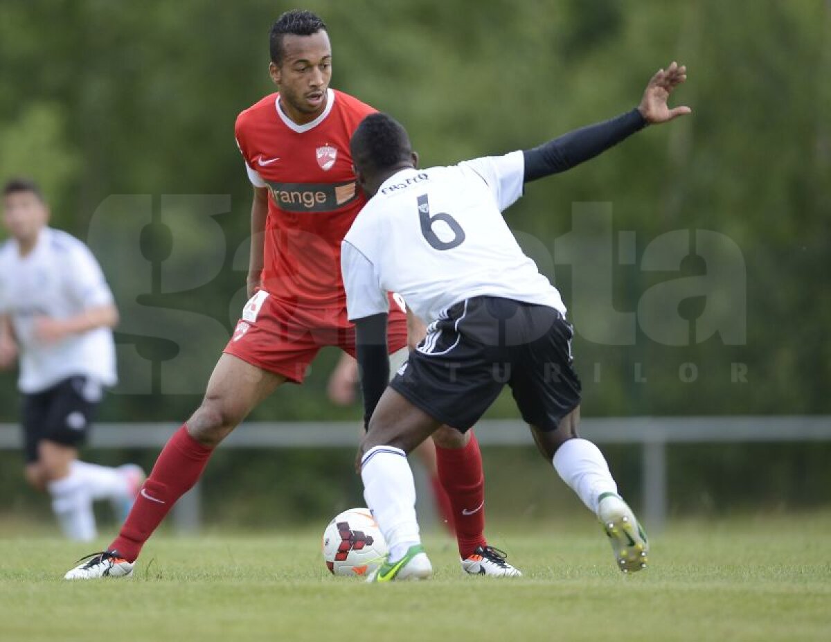 VIDEO şi FOTO Victorie categorică în primul amical din Anglia, Dinamo - Livingston 3-0. Supergol Joel Thomas!