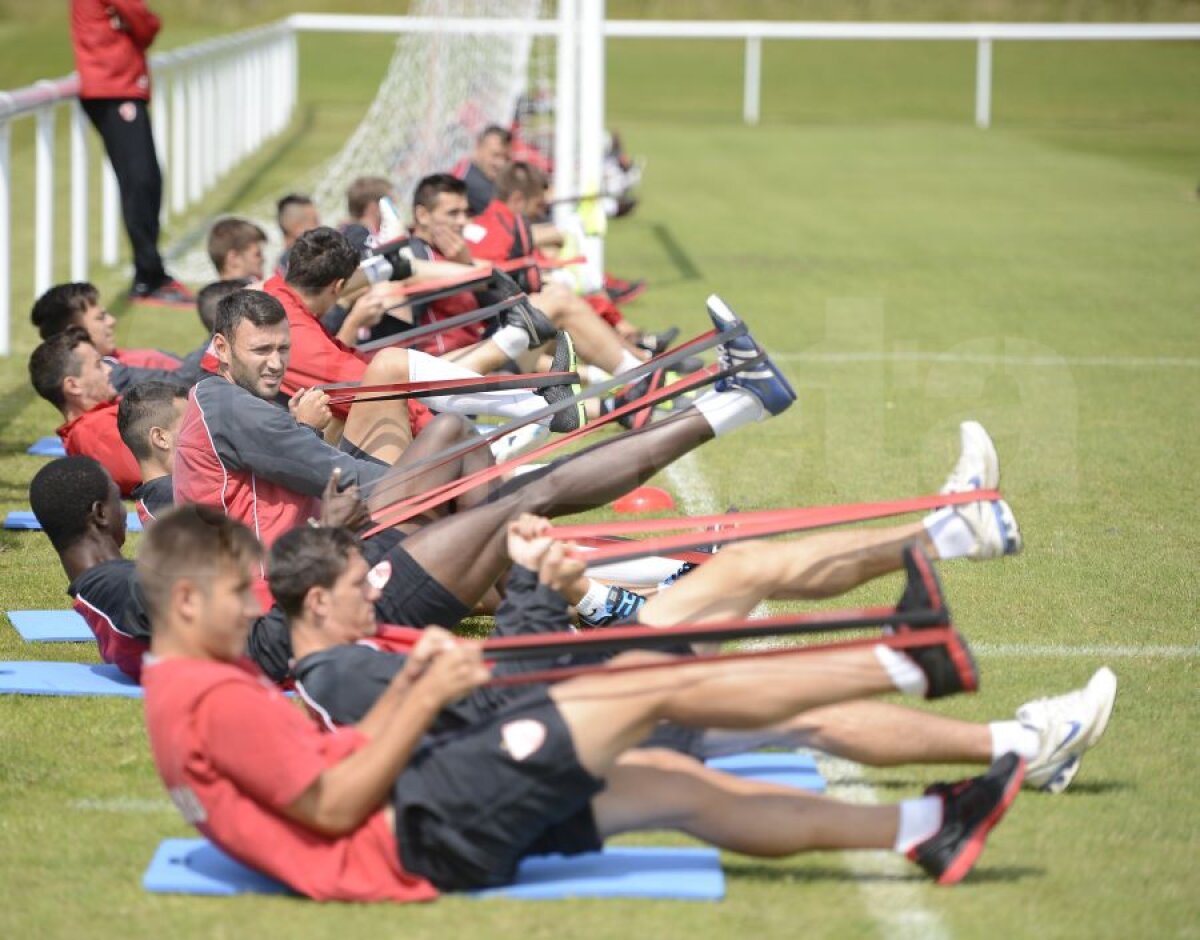 GALERIE FOTO Metode inedite ale lui Mulţescu » Bere după un antrenament istovitor! Ce dinamovist "a comis-o" :D