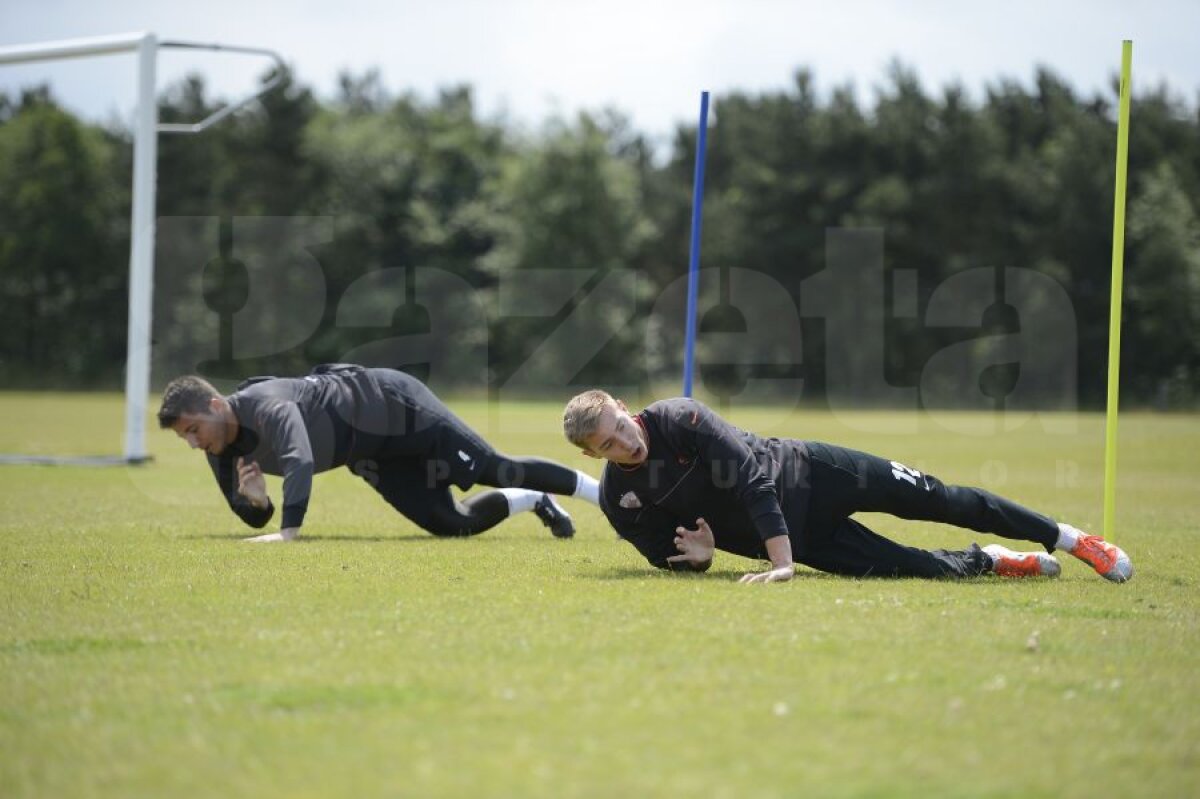GALERIE FOTO Metode inedite ale lui Mulţescu » Bere după un antrenament istovitor! Ce dinamovist "a comis-o" :D