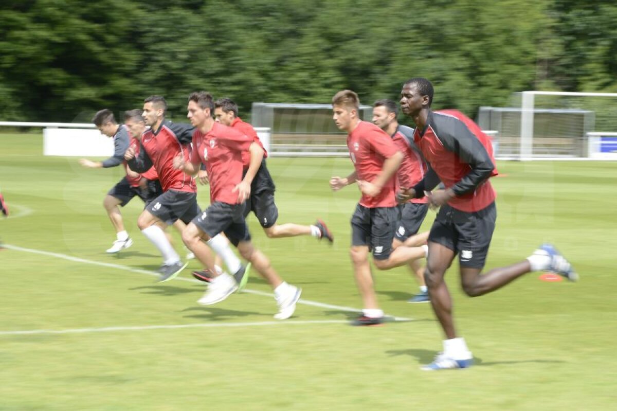 GALERIE FOTO Metode inedite ale lui Mulţescu » Bere după un antrenament istovitor! Ce dinamovist "a comis-o" :D