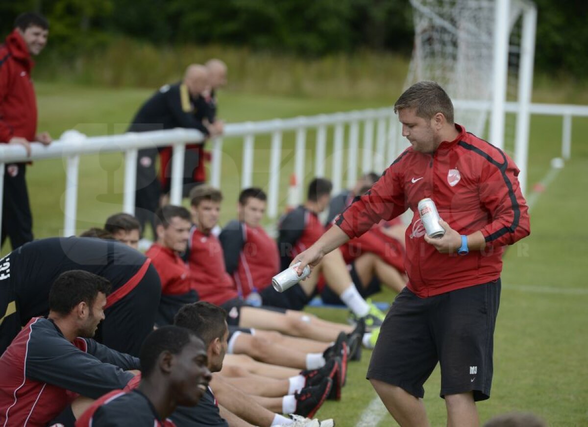 GALERIE FOTO Metode inedite ale lui Mulţescu » Bere după un antrenament istovitor! Ce dinamovist "a comis-o" :D