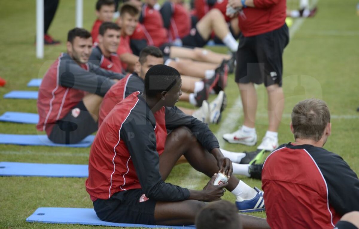 GALERIE FOTO Metode inedite ale lui Mulţescu » Bere după un antrenament istovitor! Ce dinamovist "a comis-o" :D