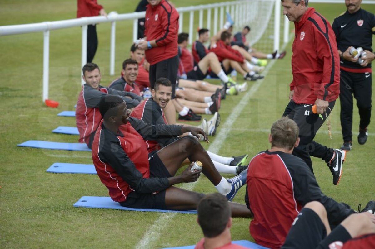 GALERIE FOTO Metode inedite ale lui Mulţescu » Bere după un antrenament istovitor! Ce dinamovist "a comis-o" :D