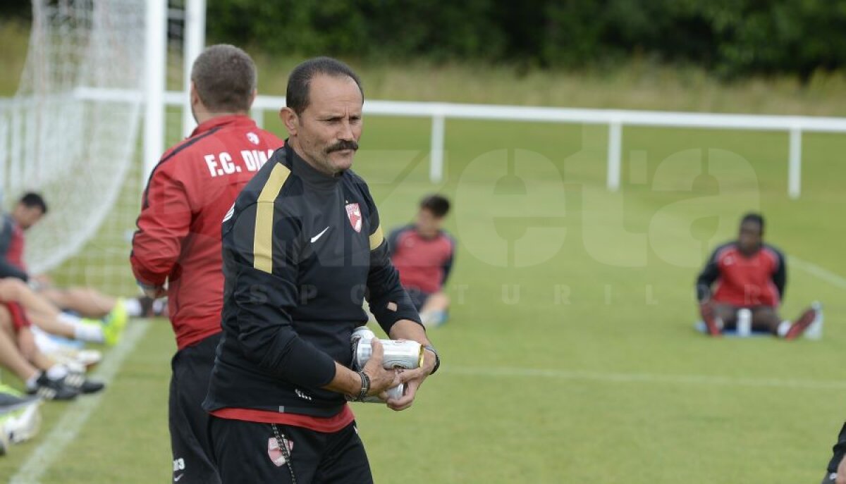 GALERIE FOTO Metode inedite ale lui Mulţescu » Bere după un antrenament istovitor! Ce dinamovist "a comis-o" :D