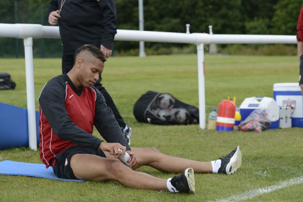 GALERIE FOTO Metode inedite ale lui Mulţescu » Bere după un antrenament istovitor! Ce dinamovist "a comis-o" :D