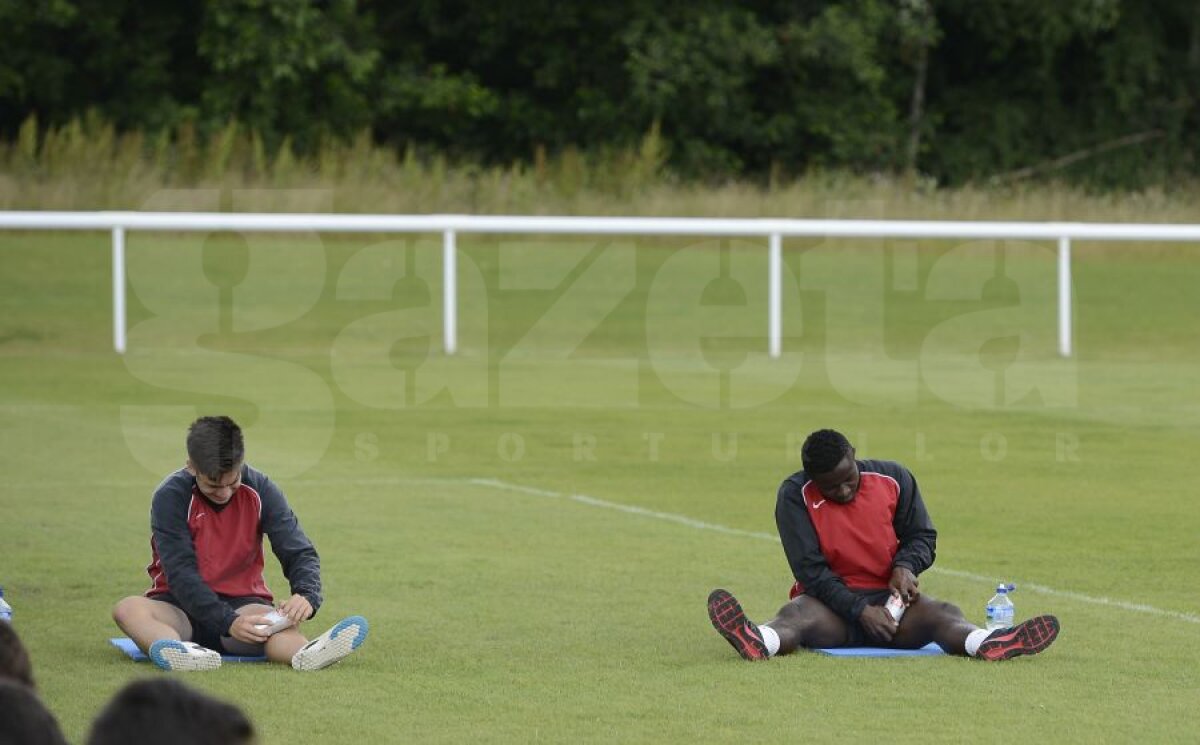 GALERIE FOTO Metode inedite ale lui Mulţescu » Bere după un antrenament istovitor! Ce dinamovist "a comis-o" :D