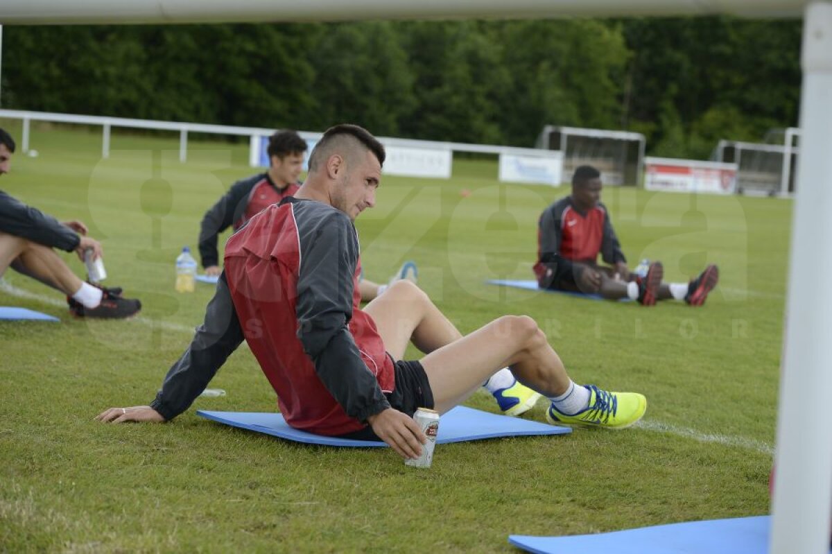 GALERIE FOTO Metode inedite ale lui Mulţescu » Bere după un antrenament istovitor! Ce dinamovist "a comis-o" :D