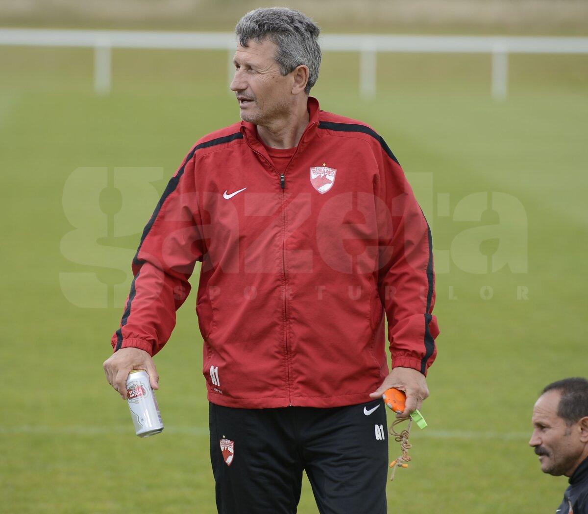 GALERIE FOTO Metode inedite ale lui Mulţescu » Bere după un antrenament istovitor! Ce dinamovist "a comis-o" :D