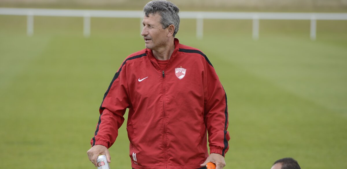 GALERIE FOTO Metode inedite ale lui Mulţescu » Bere după un antrenament istovitor! Ce dinamovist "a comis-o" :D