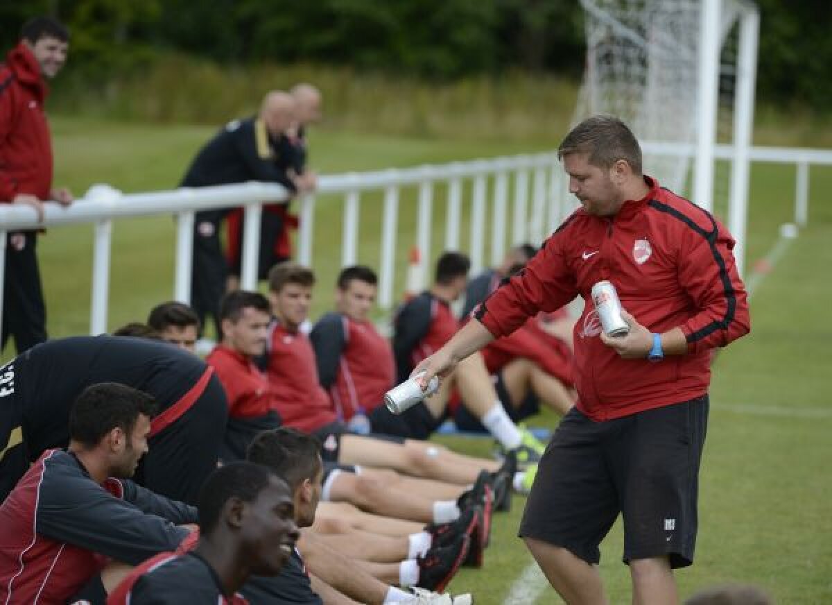 FOTO Masaj cu bere! » Dinamo şi Mulţescu au revoluţionat ieri metodele de recuperare după un antrenament solicitant