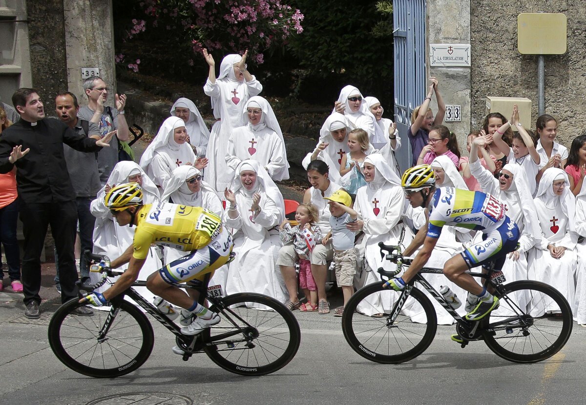GALERIE FOTO Batman, femei goale, măicuţe, bucătari etc » Cei mai nebuni fani din Turul Franţei!