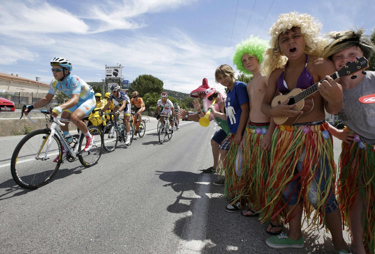 GALERIE FOTO Batman, femei goale, măicuţe, bucătari etc » Cei mai nebuni fani din Turul Franţei!