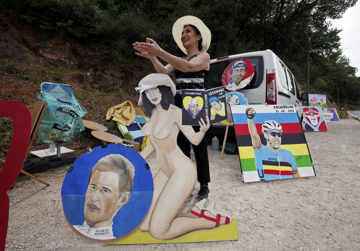 GALERIE FOTO Batman, femei goale, măicuţe, bucătari etc » Cei mai nebuni fani din Turul Franţei!