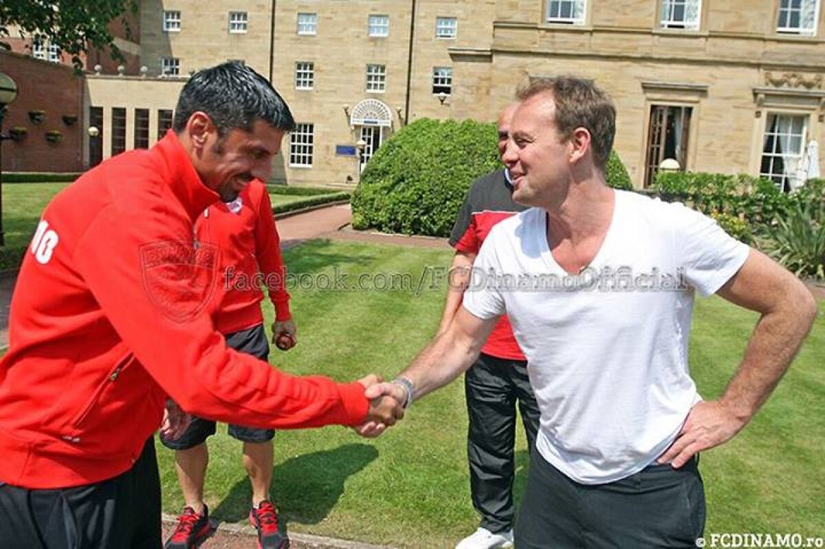 GALERIE FOTO Especially for... Dinamo :D "Cîinii" au fost vizitaţi în cantonament de cîntăreţul Jason Donovan