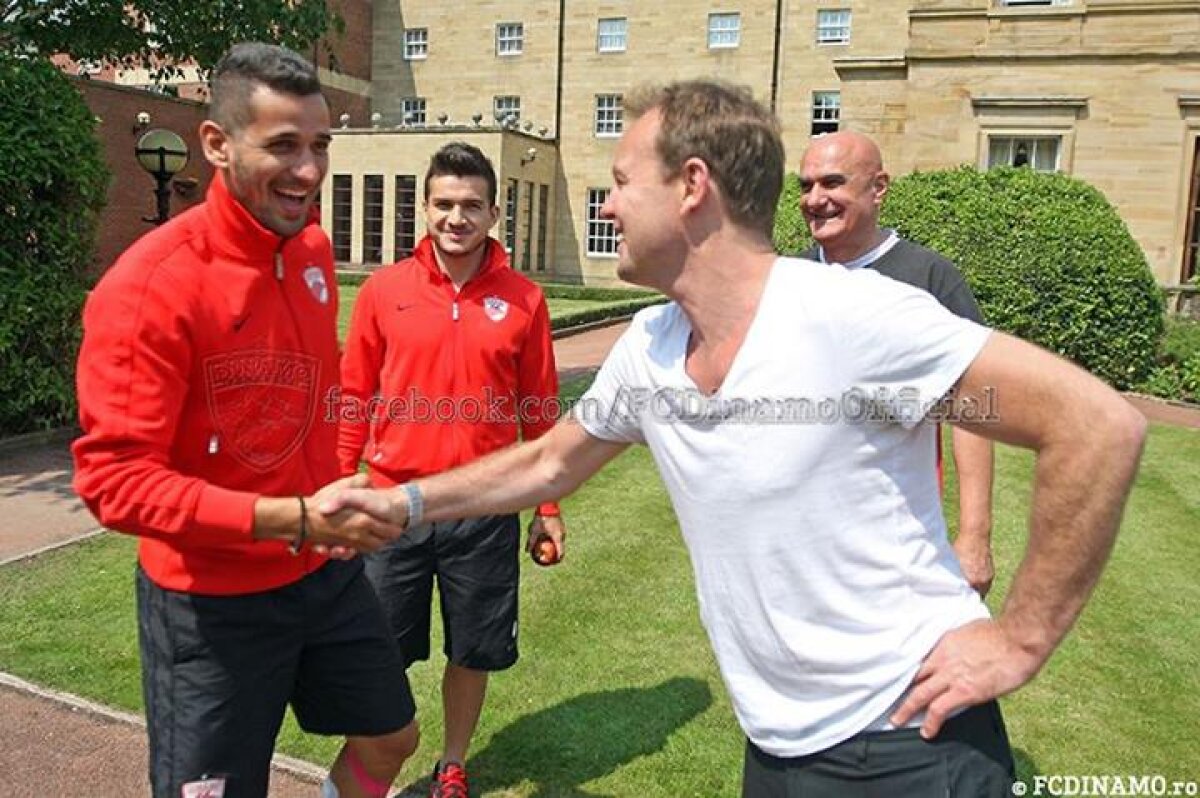 GALERIE FOTO Especially for... Dinamo :D "Cîinii" au fost vizitaţi în cantonament de cîntăreţul Jason Donovan