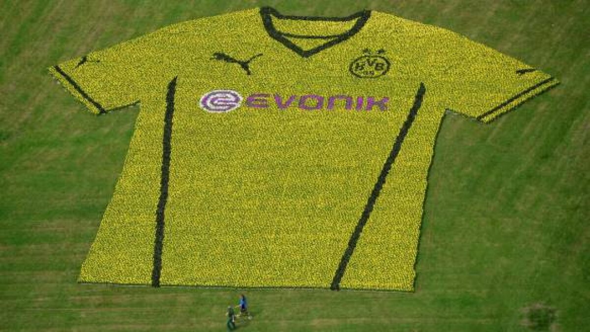 GALERIE FOTO » Dortmund flower power! Vicecampioana Germaniei şi-a prezentat noul echipament într-un mod inedit :D