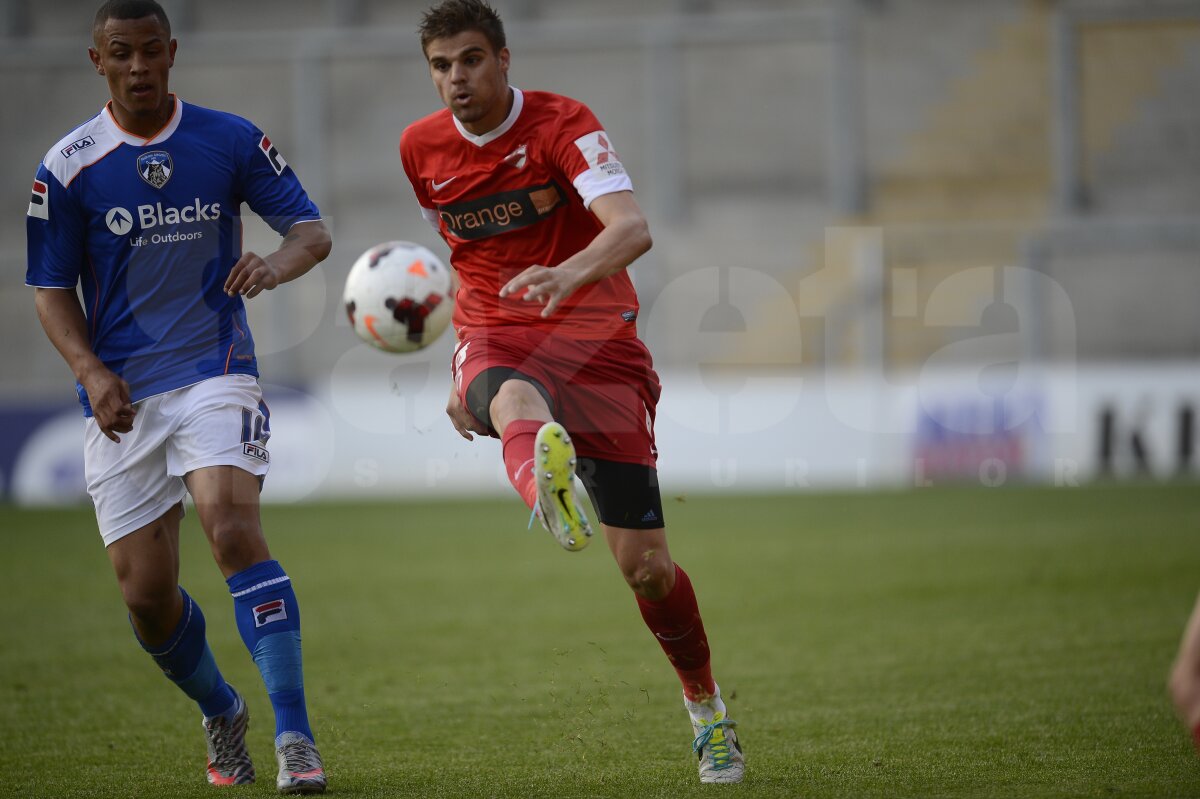 VIDEO+FOTO Doar egal cu Oldham » Dinamo a remizat cu formaţia din liga a treia engleză, 2-2