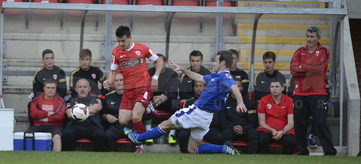 VIDEO+FOTO Doar egal cu Oldham » Dinamo a remizat cu formaţia din liga a treia engleză, 2-2