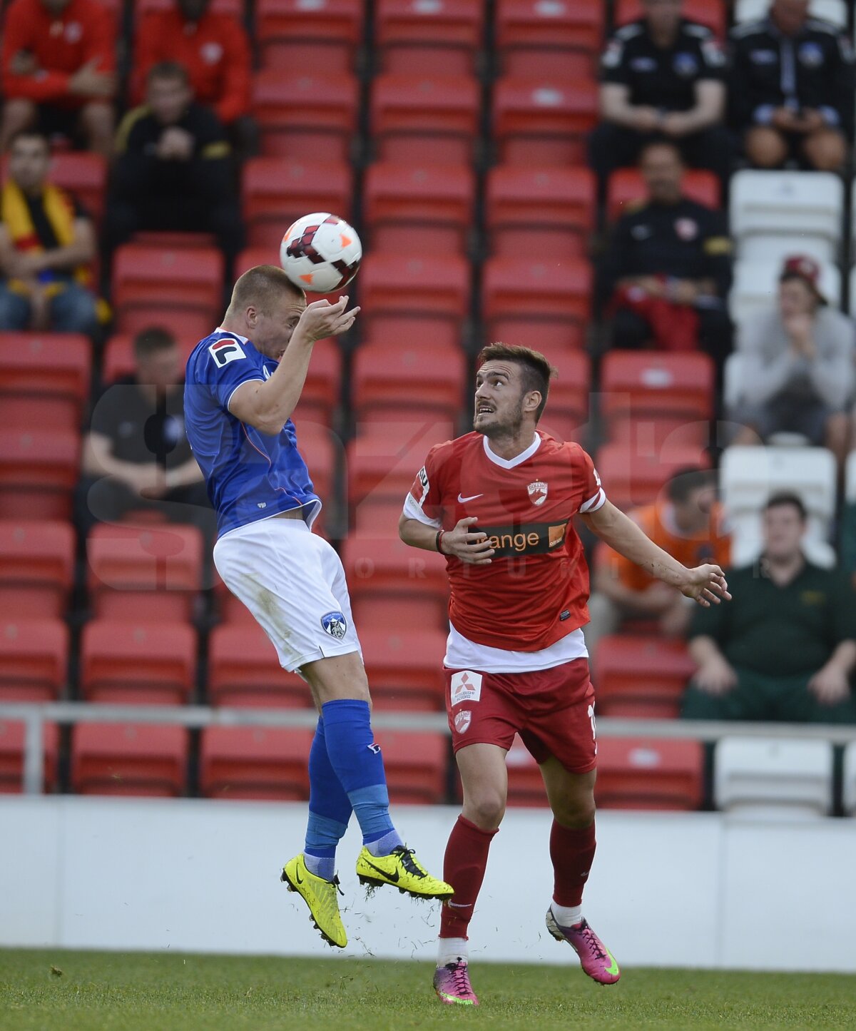 VIDEO+FOTO Doar egal cu Oldham » Dinamo a remizat cu formaţia din liga a treia engleză, 2-2