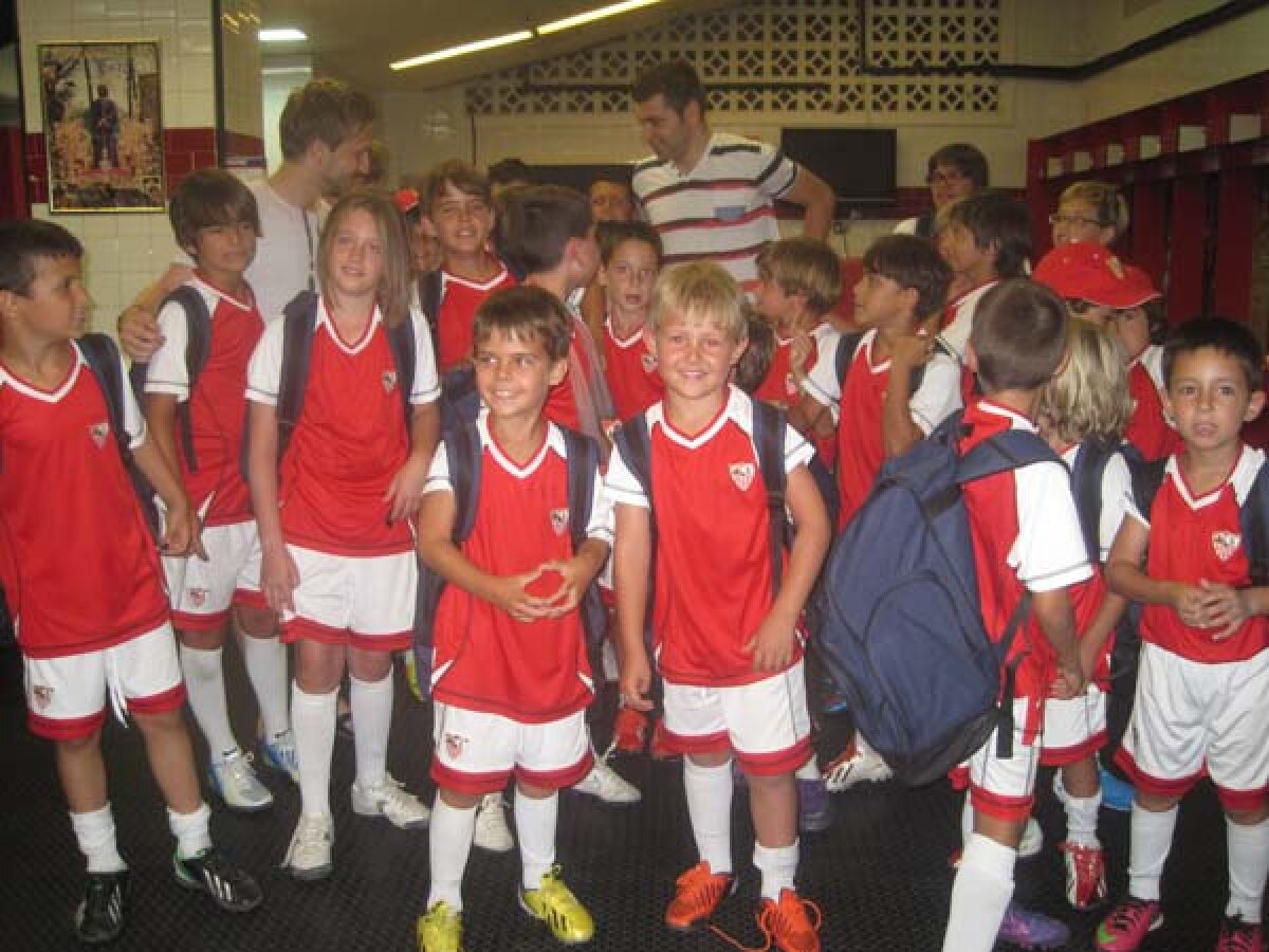 FOTO&VIDEO Le-a făcut o surpriză copiilor » Rusescu, implicat într-o acţiune de marketing la Sevilla