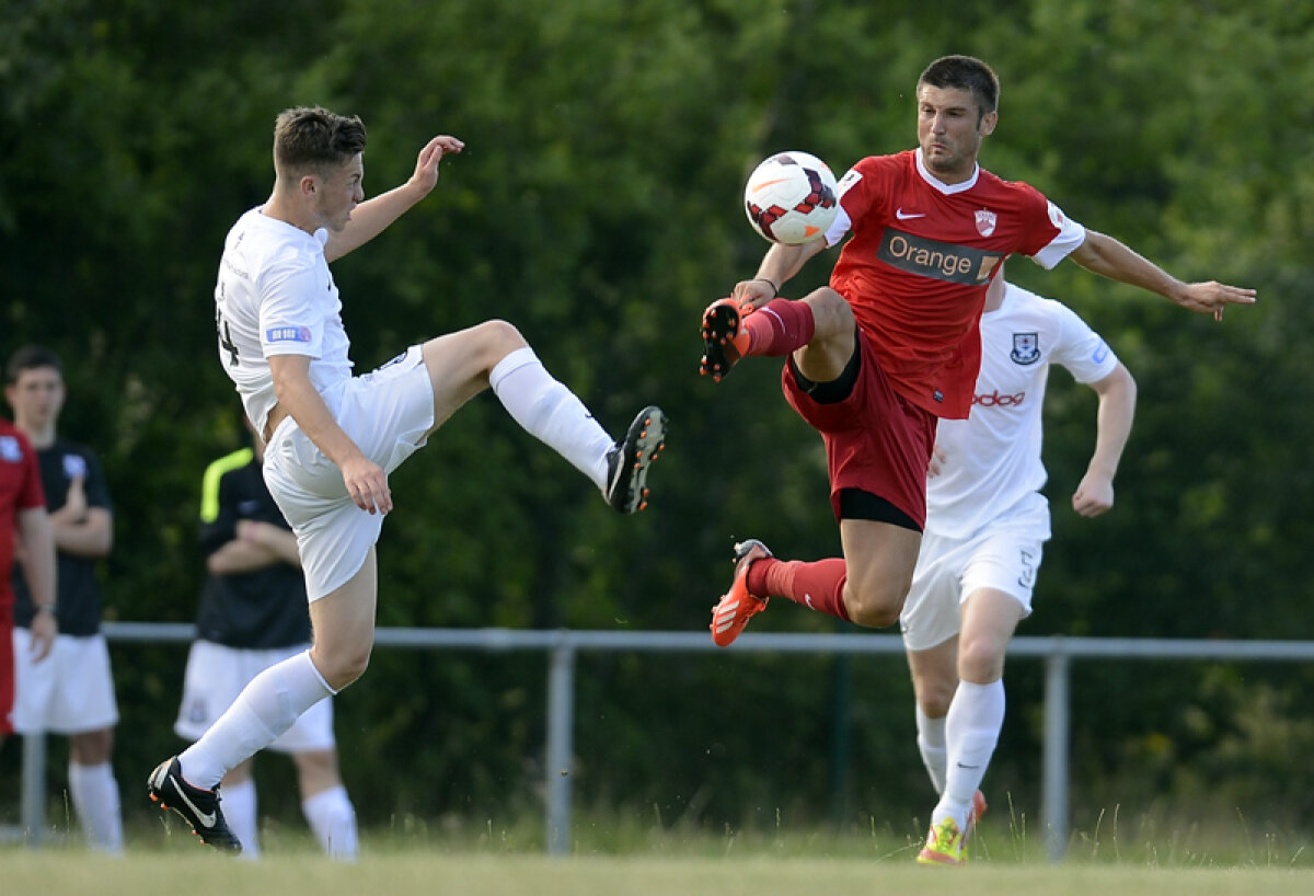 VIDEO Cu ochii-n soare » Pape Abdoullaye a fost unul dintre puţinii remarcaţi ai lui Dinamo în amicalul cu Ayr United, 1-1