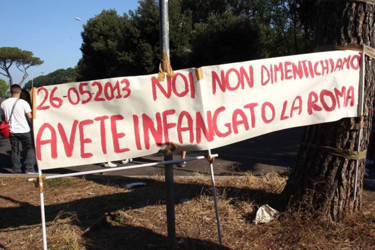 Lobonţ insultat de fani la cantonamentul Romei: ”Bun venit, rahaţilor!”