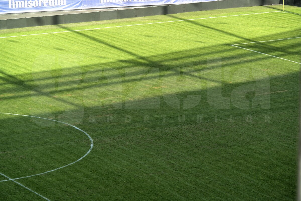 FOTO Gazonul de pe Naţional Arena rămîne o problemă: "S-au chinuit să-l înverzească, nu să-l facă practicabil"