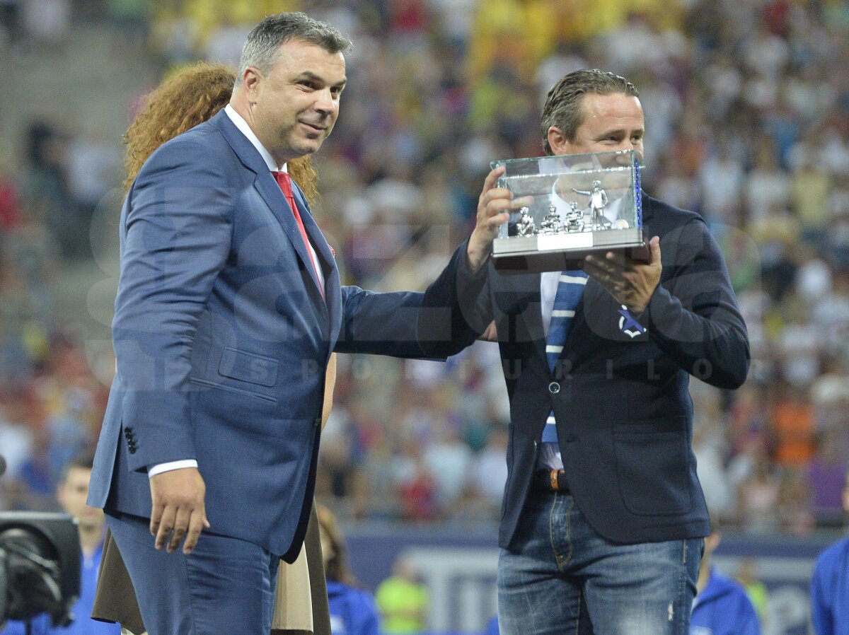 FOTO Olăroiu i-a înmînat lui Reghecampf trofeul fair play » Suporterii i-au aclamat pe cei doi tehnicieni