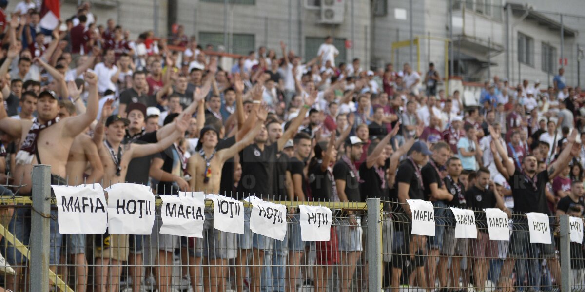 FOTO Fanii Rapidului au contestat barajul şi au provocat incidente! Ce bannere au afişat